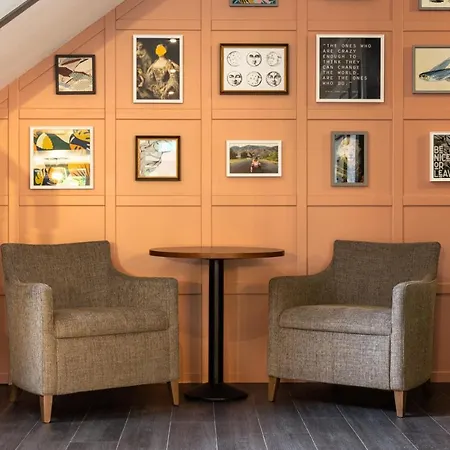 Hotel & Lounge